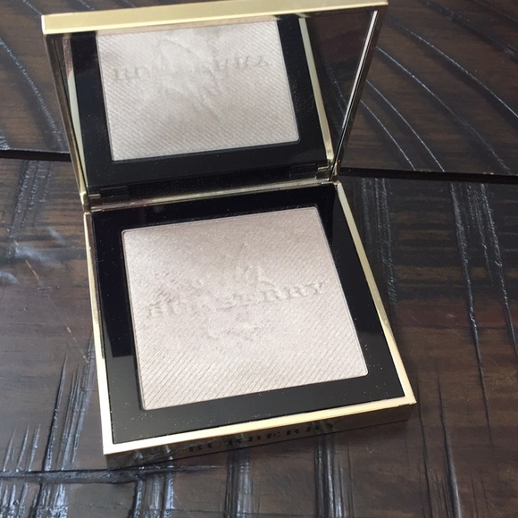 Burberry Other - Burberry Fragranced Luminizing Powder